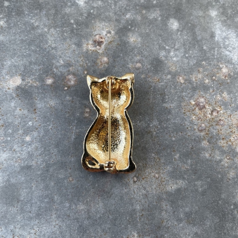 Vintage gold tone Cat Brooch w/ black stripes - Picture 2 of 2